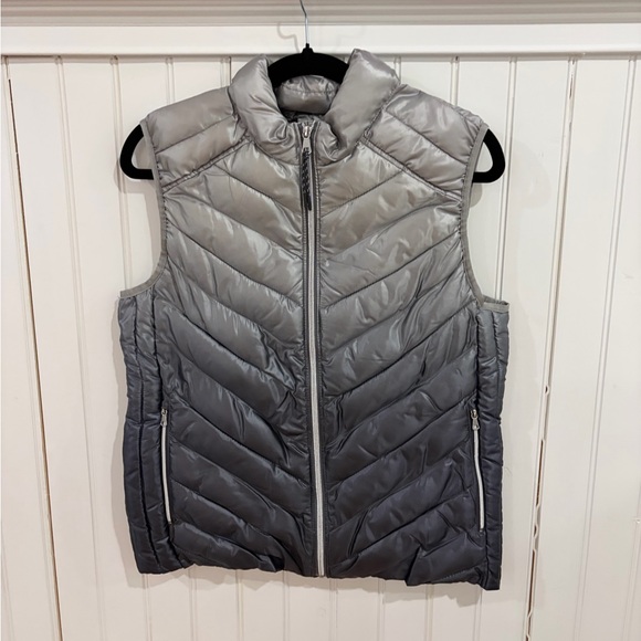 GAP Jackets & Blazers - GAP Silver Hombre Puffer Vest